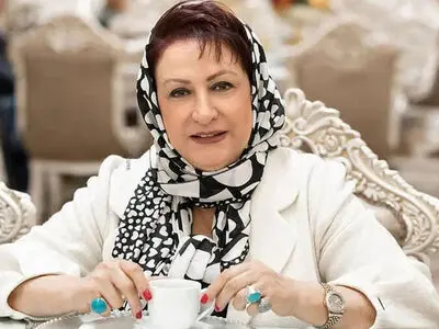 فیلم/نگاهی به چیدمان منزل شاهانه و سنتی «مریم امیرجلالی» بازیگر شام ایرانی / از صندلی راک و مبلمان کلاسیک تا فرش خوش‌ آب و رنگ و تابلوهای هنری و پرده‌های حریر
