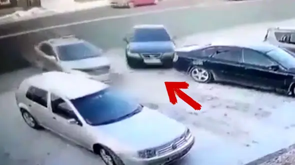 فیلم صحنه تصادف عجیب برای رسیدن به جای پارک/ هیچکدام نرسیدند