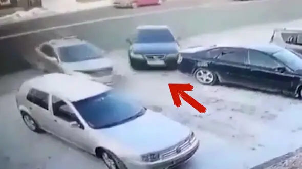 فیلم صحنه تصادف عجیب برای رسیدن به جای پارک/ هیچکدام نرسیدند