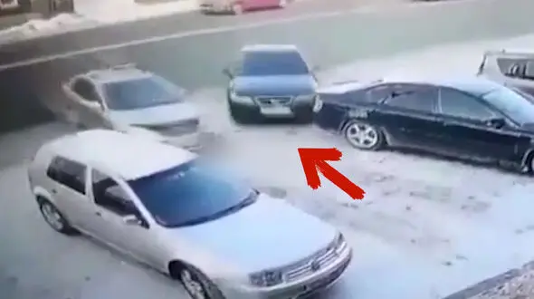 فیلم صحنه تصادف عجیب برای رسیدن به جای پارک/ هیچکدام نرسیدند