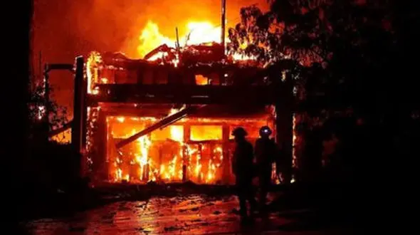 آتش‌سوزی مهیب لوله های زیر گردنه دژکرد /  علت چه بود ؟!