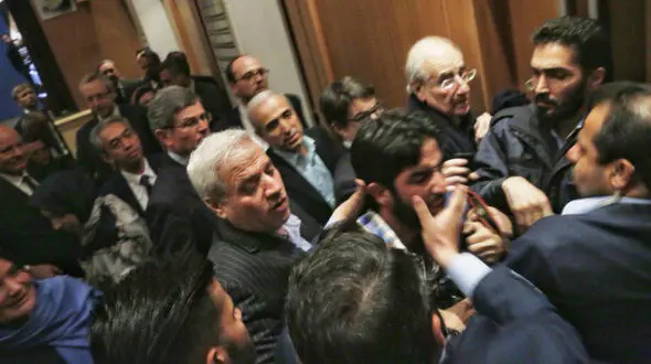 ضرب و شتم یک عکاس در مراسم افتتاح موزه لوور درتهران+تصاویر