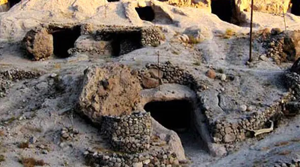 خانه های این روستا با دست کنده شده و زیر زمین است