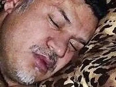 شوخی با خوابیدن علی دایی در مراسم قرعه کشی جام جهانی/ بنده خدا رو دو دقیقه وِل نمیکنن به حال خودش