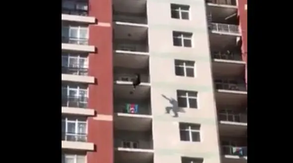  خودکشی بیمار روانی از طبقه ششم + عکس لحظه حادثه