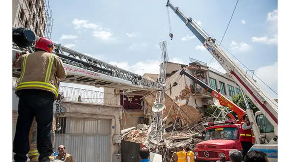 سقوط جرثقیل برجی در خیابان 9 دی شاهین شهر