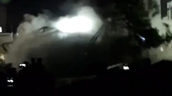 لحظه فروریختن هولناک ساختمانی در کرج / 3 نفر زنده به گور شدند+ فیلم