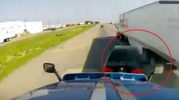 فیلم لحظه پرس شدن خودرو بین دو کامیون/ سبقت جنون آمیز در دقیقه ۹۰