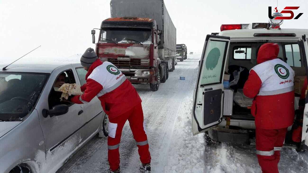 مسافران گرفتار در برف در مهاباد اسکان داده شدند