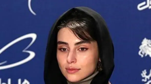 خاطره خنده دار لاله مرزبان: داشتم می‌رفتم بانک و برقا قطع شده بود خلاصه رئیس شعبه زحمت کشید برای من کارمو راه بندازه من اومدم برگه‌ها رو بهش بدم برگه رو گرفت به من گفتش که آبان بگو ثابت نمرده