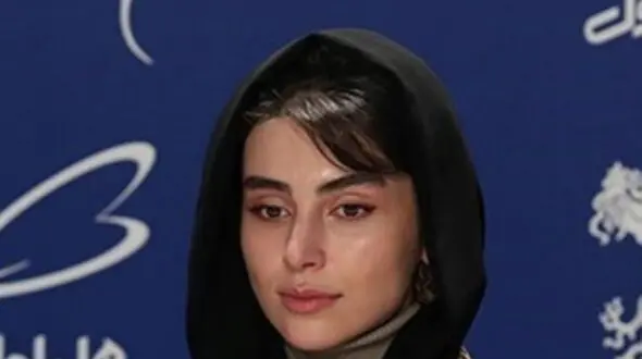 خاطره خنده دار لاله مرزبان: داشتم می‌رفتم بانک و برقا قطع شده بود خلاصه رئیس شعبه زحمت کشید برای من کارمو راه بندازه من اومدم برگه‌ها رو بهش بدم برگه رو گرفت به من گفتش که آبان بگو ثابت نمرده