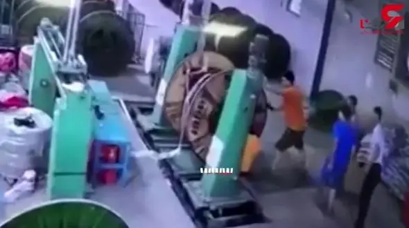 گیر کردن کارگر جوان لای قرقره بزرگ + فیلم 