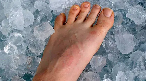 داغ شدن کف پا نشانه چیست؟ + جدول درمانی و علل و علائم داغی کف پا