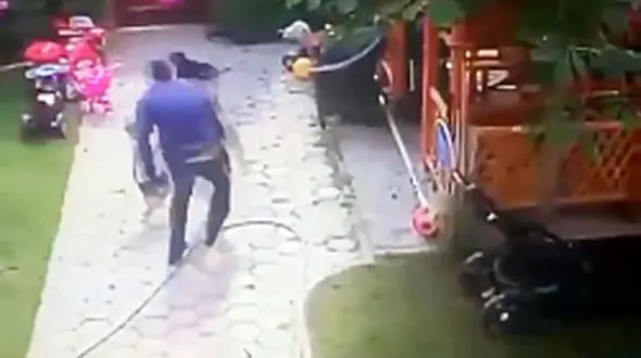 ببینید / واکنش پدر قهرمان به حمله سگ وحشی به دختر ۲ ساله‌اش ! + فیلم