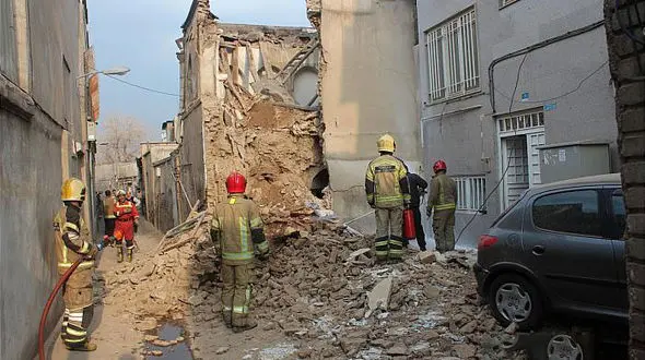 شکستگی علمک گاز بر اثر ریزش ساختمان قدیمی 