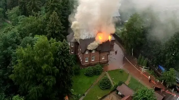 فیلم آتش گرفتن خانه اعیانی در اصابت صاعقه هولناک