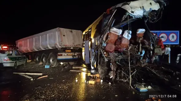 تصادف مرگبار اتوبوس مسافربری در جاده قم کاشان / مرگ 8 مسافر در بامداد خونین + فیلم