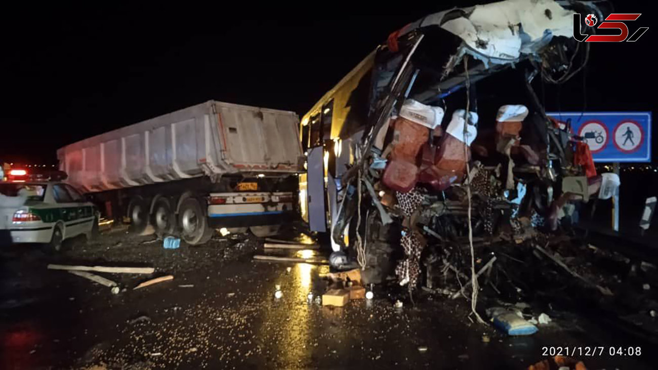تصادف مرگبار اتوبوس مسافربری در جاده قم کاشان / مرگ 8 مسافر در بامداد خونین + فیلم