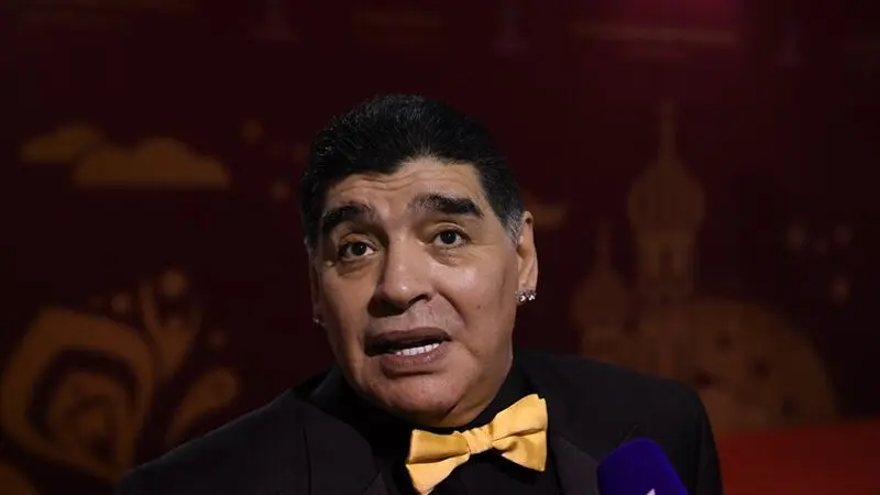  دیگو مارادونا ستاره جام جهانی 1986 و یکی از افرادی که قرعه کشی را انجام می دهد با این تیپ آماده شروع مراسم است