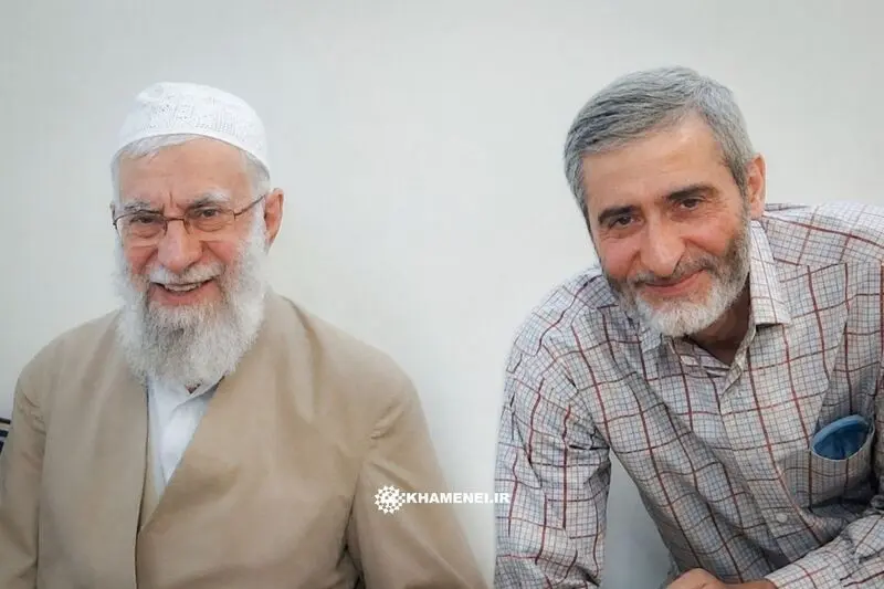 شهید مصباح الهدی باقری در کنار رهبر شهید