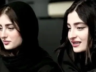 فیلم/ سارا و نیکا فرقانی دوقلوهای محبوب سریال پایتخت وارد تدریس بازیگری شدند/ بازگشت جنجالی دوقلو های پرحاشیه پس از بارگشت از سوئد 