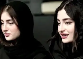 فیلم/ سارا و نیکا فرقانی دوقلوهای محبوب سریال پایتخت وارد تدریس بازیگری شدند/ بازگشت جنجالی دوقلو های پرحاشیه پس از بارگشت از سوئد 