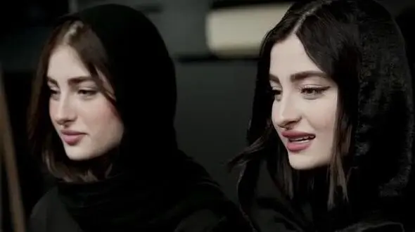 فیلم/ سارا و نیکا فرقانی دوقلوهای محبوب سریال پایتخت وارد تدریس بازیگری شدند/ بازگشت جنجالی دوقلو های پرحاشیه پس از بارگشت از سوئد 