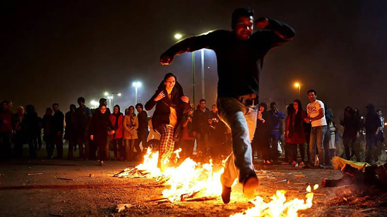 فیلم جنجالی رقص مختلط چهارشنبه سوری ! / زن و مرد بین دود و آتش می رقصند !