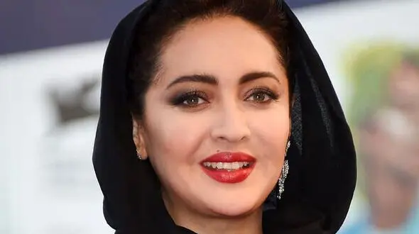 فیلم / نیکی کریمی: عمرا جلوی دوربین داخل استخر شنا کنم/ داریوش مهرجویی مجبورش کرد !