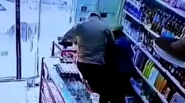 فیلم سرقت وحشیانه از زن میانسال / تمامی طلاهای این زن را سرقت کردند