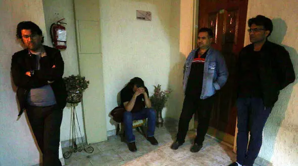 حضور ترانه سرایان  مقابل منزل افشین یداللهی+ عکس