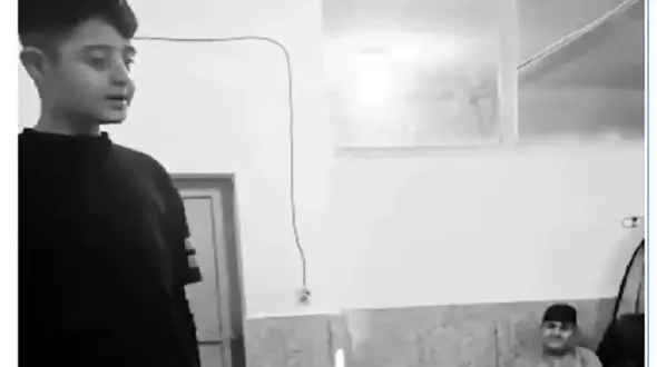 بچه های کلاس مسحور صدای زیبای این دانش آموز شدند