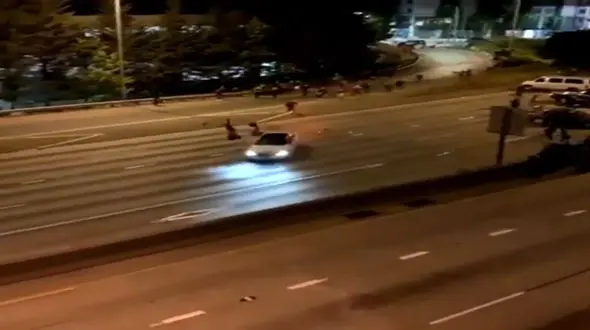 زیر گرفتن دو نفر توسط خودرو در اعتراضات آمریکا + فیلم