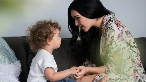 وقتی حرف مادر با چهره‌ اش تناقض دارد/ کودکان از احساسات پنهان والدین چه می‌ آموزند؟