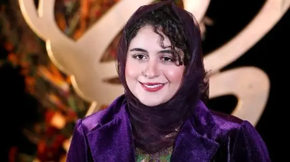 چیدمان شیک و لوکس خونه مجردی فاطیما بهارمست، بازیگر سریال «یزدان» / از مبلمان کلاسیک و پرده‌های اعیانی تا کتاب‌خونه و ظروف خوش رنگ و لعاب سفالی