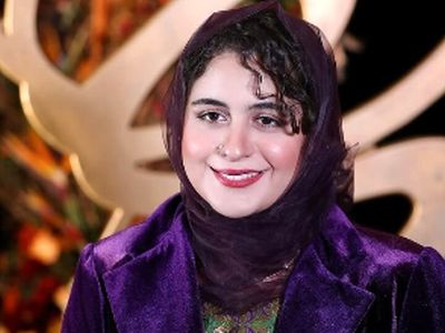 چیدمان شیک و لوکس خونه مجردی فاطیما بهارمست، بازیگر سریال «یزدان» / از مبلمان کلاسیک و پرده‌های اعیانی تا کتاب‌خونه و ظروف خوش رنگ و لعاب سفالی