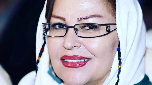 چهره ای جدید از اکرم محمدی در 65 سالگی /  آرایشگر او را 30 سال جوانتر کرد !