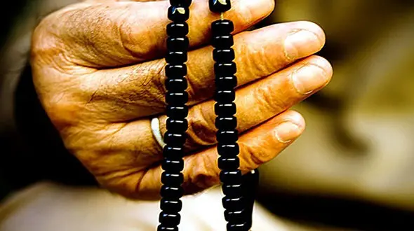 عکس زیبای پیرمرد در حال راز و نیاز / در دوره قاجار ثبت شده است