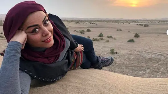 عکس از دراز کشیدن خانم بازیگر در کویر!
