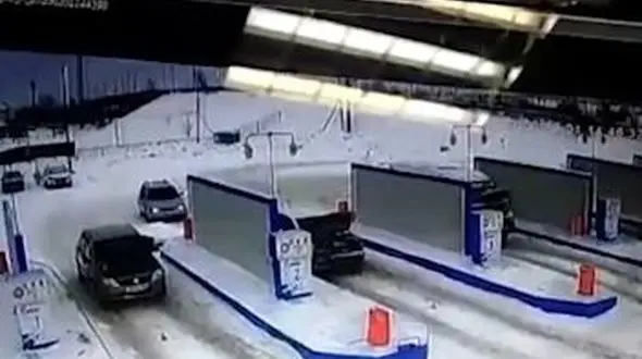 لحظه انفجار خودرو در پمپ بنزین + فیلم / روسیه