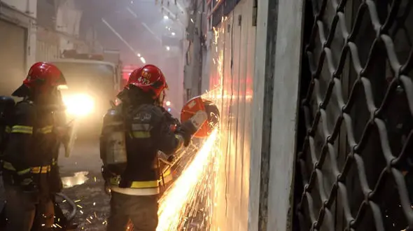 آتش سوزی مهیب در بازار فرش‌ فروش‌های اصفهان + عکس