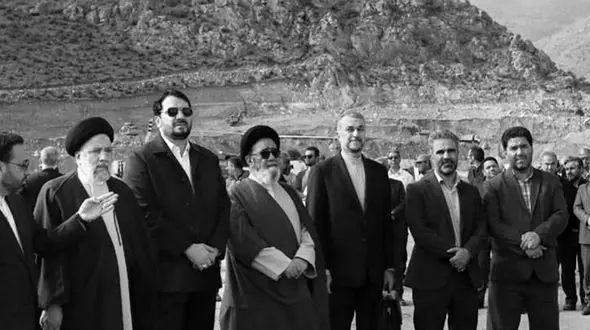 فیلم لحظه انتقال پیکرهای شهدای حادثه سقوط هلیکوپتر رییس جمهور شهید 