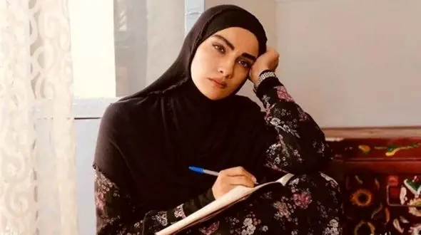 حجاب زیبای محیا دهقانی بازیگر سریال نجلا با شال بندری باتیک و دستساز/ هنر نزد ایرانیان است و بس