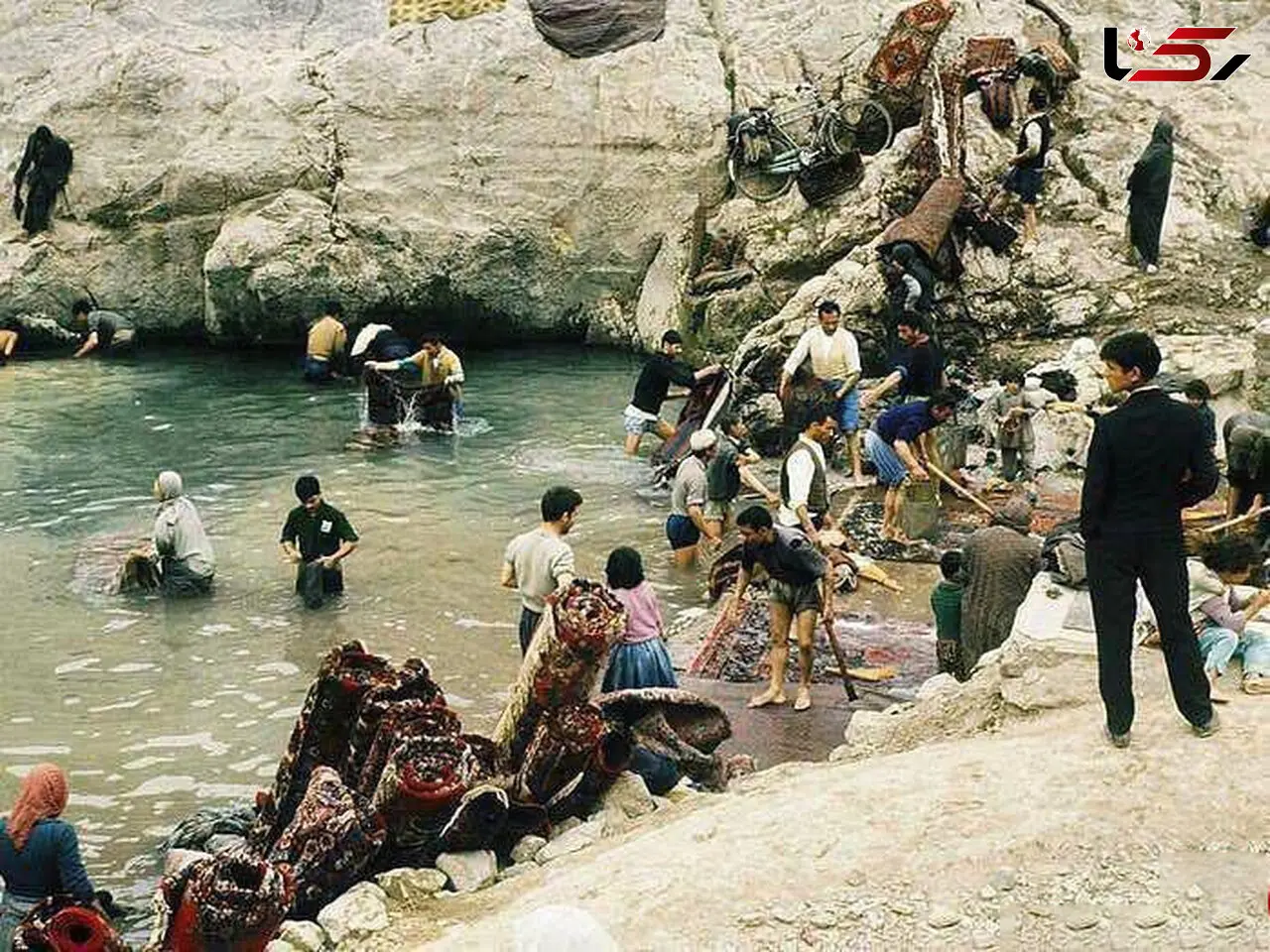 خانه تکانی مردم شهر ری در سال 1351 +عکس زیبا
