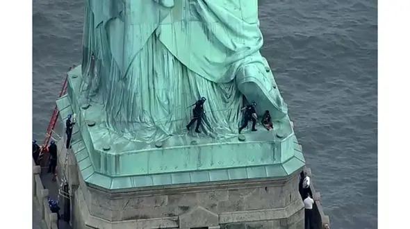 اعتراض عجیب زن آمریکایی با بالا رفتن از مجسمه آزادی+عکس
