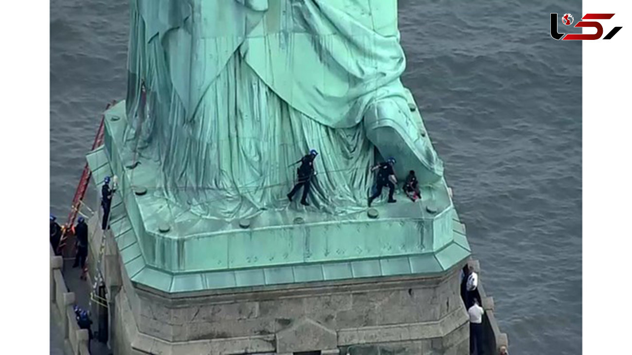 اعتراض عجیب زن آمریکایی با بالا رفتن از مجسمه آزادی+عکس
