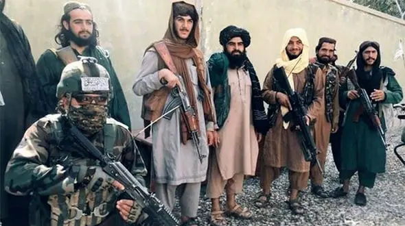 طالبان بازداشتی‌ها را در صندوق عقب خودرو می‌اندازد! + فیلم