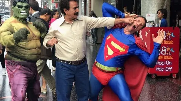 مشت محکم پرویز پرستویی بر دهان سوپر من +عکس 