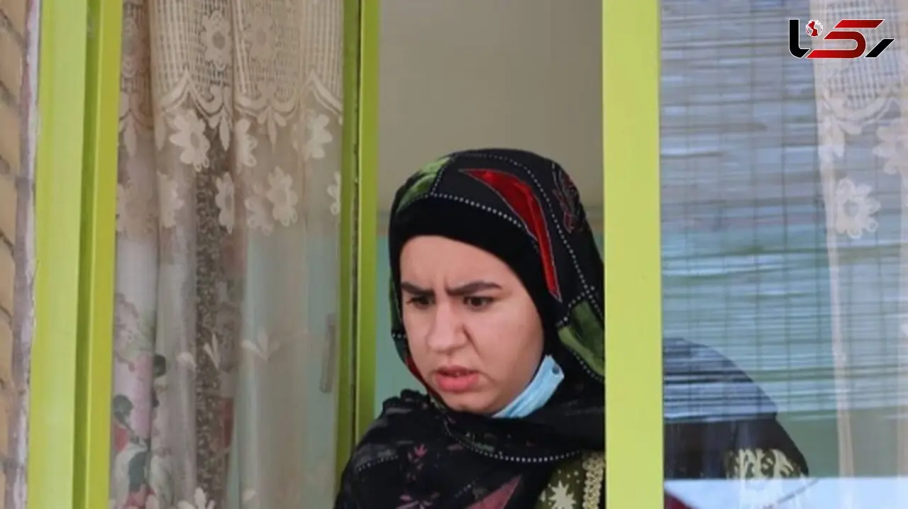چیدمان ساده و خلوت میز عزای پدربزرگ صهبا شرافتی، روناک سریال نون خ با خرما و شمع و عکس در منزل شخصی‌ خودشان+عکس