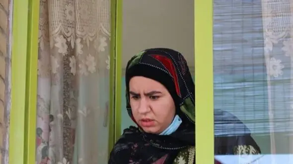 چیدمان ساده و خلوت میز عزای پدربزرگ صهبا شرافتی، روناک سریال نون خ با خرما و شمع و عکس در منزل شخصی‌ خودشان+عکس